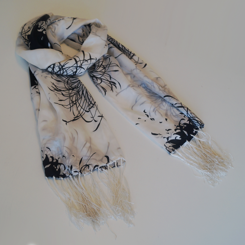Foulard de Seda con Flecos - Crisantemos Blanco y Negro