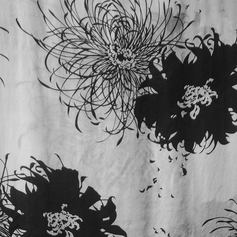 Foulard de Seda con Flecos - Crisantemos Blanco y Negro