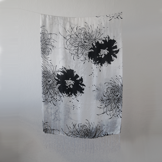 Foulard de Seda con Flecos - Crisantemos Blanco y Negro