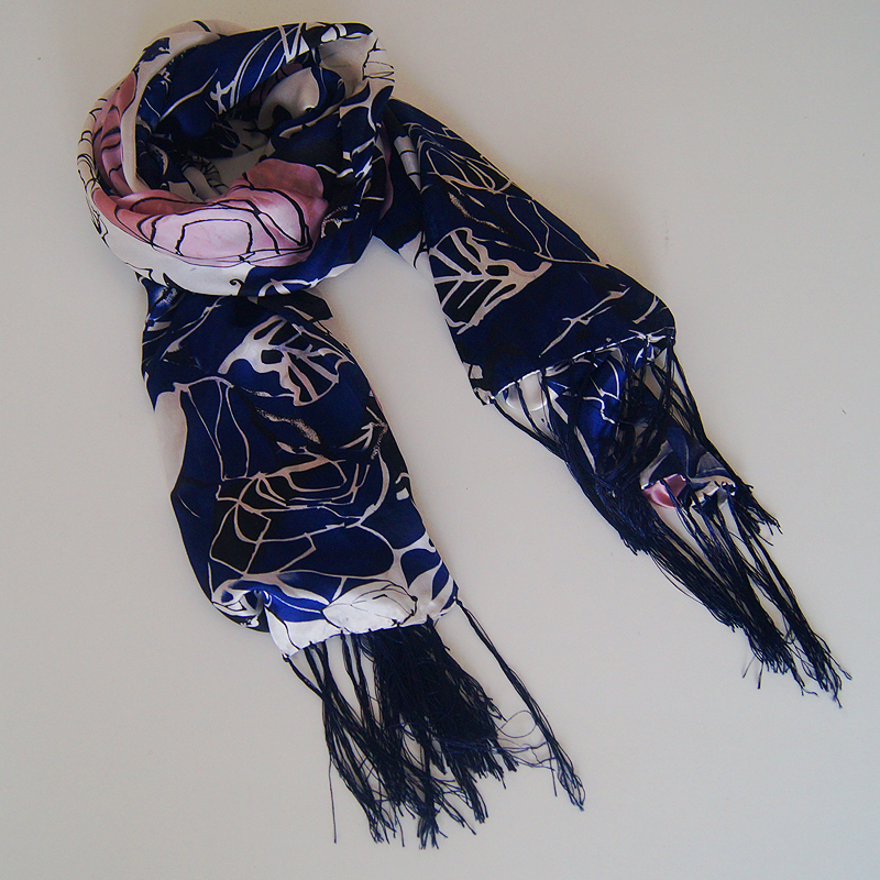 Foulard de Seda con Flecos - Rosas y hojas azules